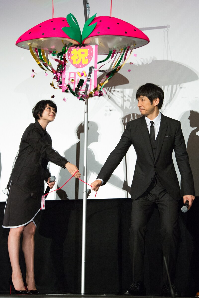 イチゴ型のくす玉を割る真木よう子と西島秀俊。