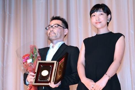 「百円の恋」監督の武正晴と主演の安藤サクラ。
