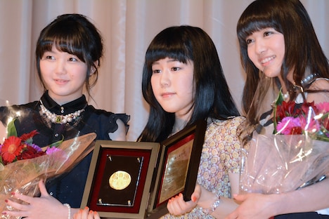 左から東京女子流の山邊未夢、監督の山戸結希、東京女子流の新井ひとみ。