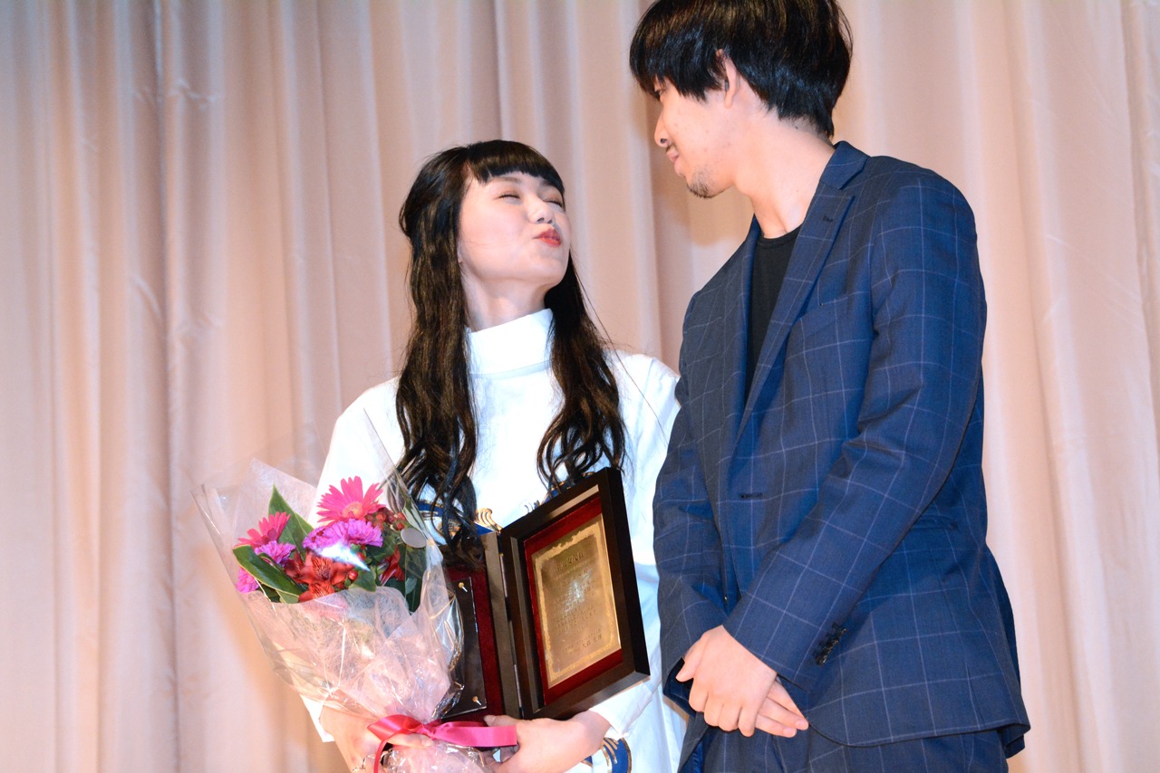 ふざけあう二階堂ふみと太賀。