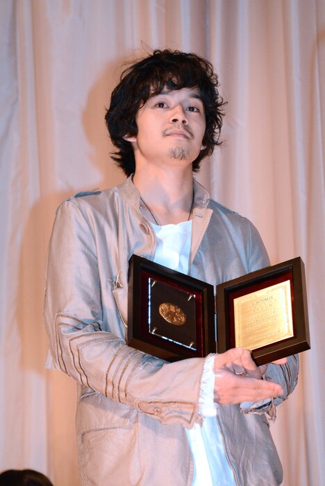 主演男優賞の池松壮亮。