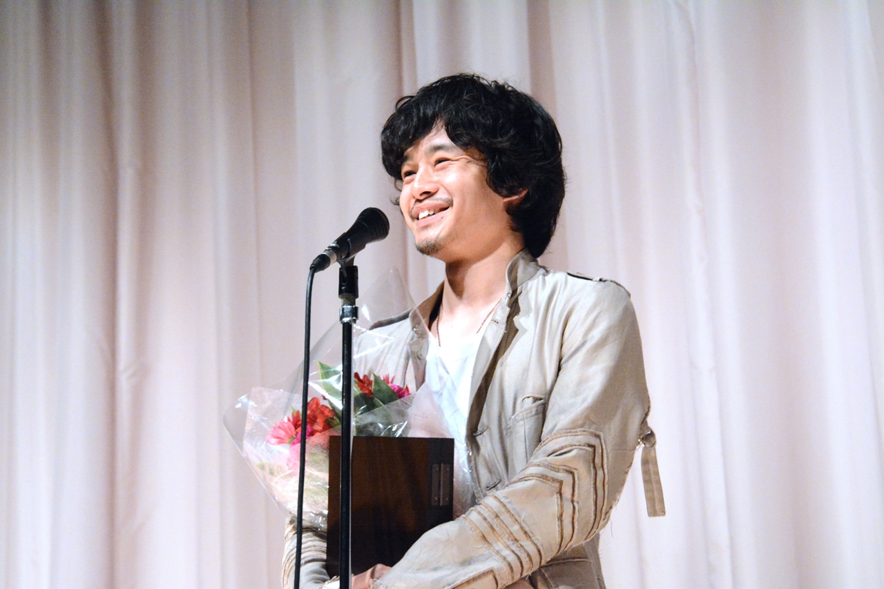 笑顔を見せる池松壮亮。