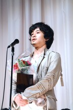 主演男優賞の池松壮亮。