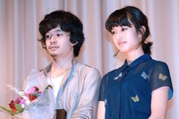 主演男優賞の池松壮亮と、プレゼンターの門脇麦。