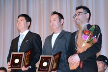 「百円の恋」スタッフ陣。左からプロデューサーの佐藤現、脚本の足立紳、監督の武正晴。