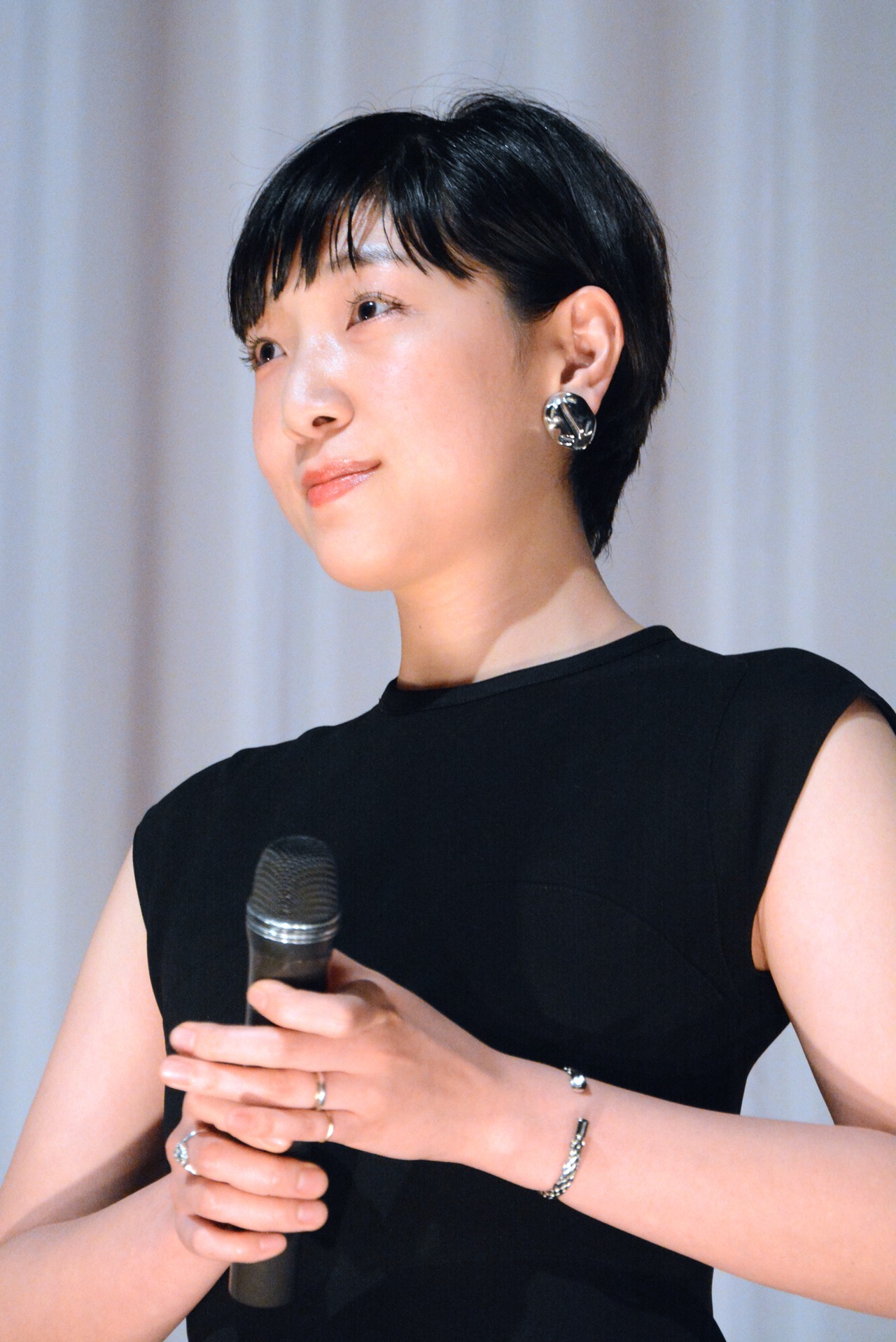 作品賞と監督賞を受賞した「百円の恋」のプレゼンター、安藤サクラ。