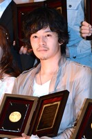 主演男優賞の池松壮亮。