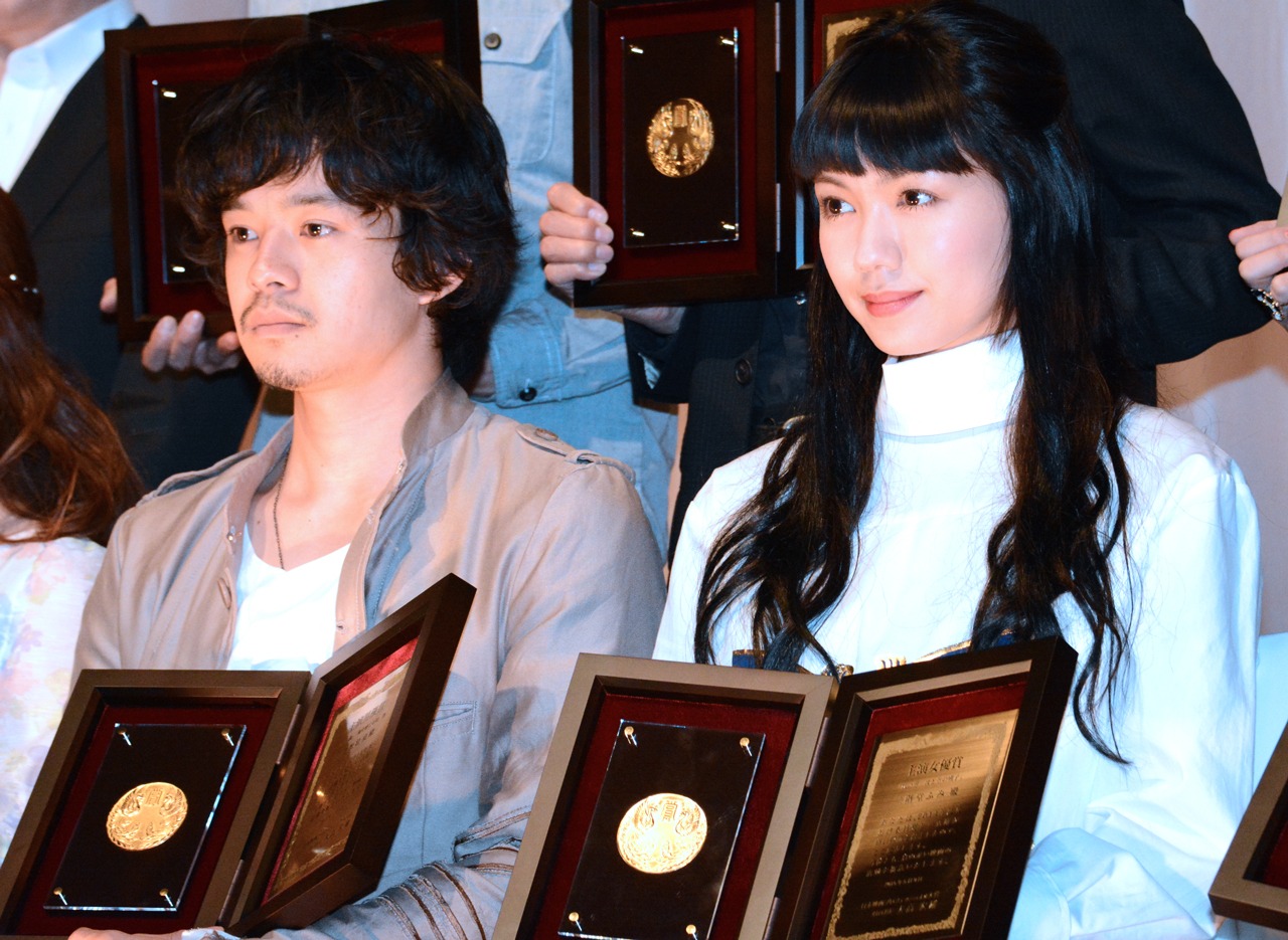 第24回日本映画プロフェッショナル大賞授賞式にて、左から池松壮亮、二階堂ふみ。