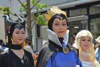 ディズニーキャラクターの仮装者たち。