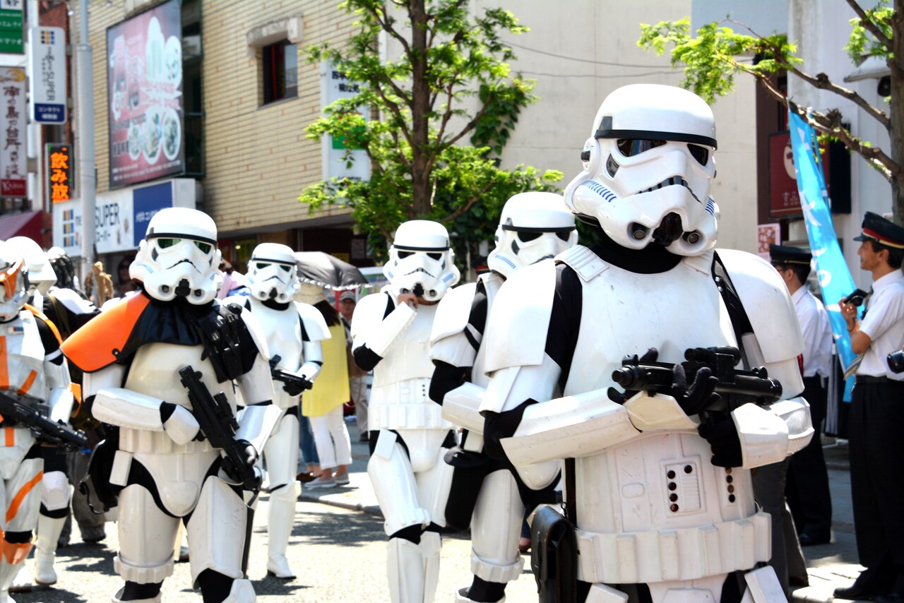 “映画の街”大船に映画キャラが集結、仮装パレードで大人も子供も大変身