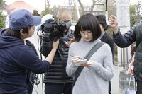 「二重生活」の撮影風景。中央、門脇麦。(c)2015　『二重生活』フィルムパートナーズ