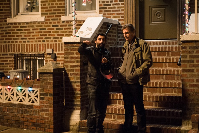 左からジャウム・コレット＝セラ、リーアム・ニーソン。(c)2015 WARNER BROS. ENTERTAINMENT INC.