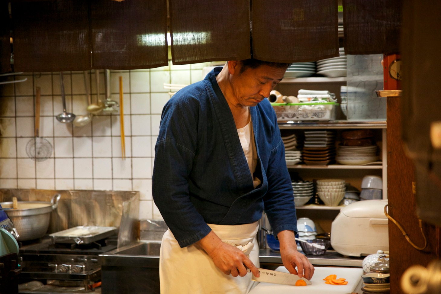 「深夜食堂」のワンシーン。(c)2015安倍夜郎・小学館／映画「深夜食堂」製作委員会