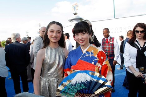 「トゥモローランド」のワールドプレミアにて、ラフィー・キャシディと志田未来。(c)2015 Disney Enterprise,inc. All Rights Reserved.
