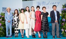 左からリリー・フランキー、風吹ジュン、広瀬すず、長澤まさみ、綾瀬はるか、夏帆、大竹しのぶ、是枝裕和。(c)2015 吉田秋生・小学館/「海街diary」製作委員会