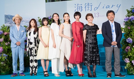 写真左よりリリー・フランキー、風吹ジュン、広瀬すず、長澤まさみ、綾瀬はるか、夏帆、大竹しのぶ、是枝裕和監督。(c)2015 吉田秋生・小学館/「海街diary」製作委員会