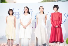 左から広瀬すず、長澤まさみ、綾瀬はるか、夏帆。(c)2015 吉田秋生・小学館/「海街diary」製作委員会