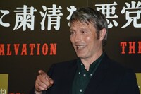 おどけた表情を見せるマッツ・ミケルセン。