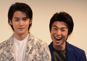 カメラマンに笑顔を求められた白石隼也と中尾明慶。