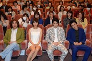 「鏡の中の笑顔たち」ビデオパス会員限定プレミアム試写会の様子。左から喜多一郎、夏菜、白石隼也、中尾明慶。