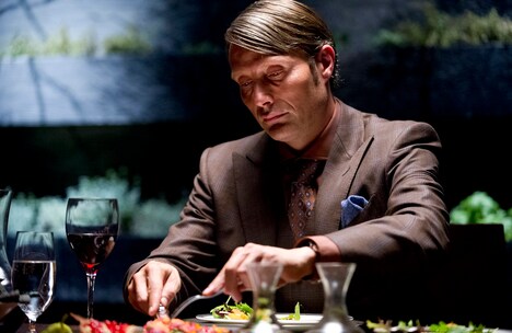 「ハンニバル」シーズン1より、颯爽とスーツを着こなすマッツ・ミケルセン。(c) 2013 Sony Pictures Television Inc. All Rights Reserved.