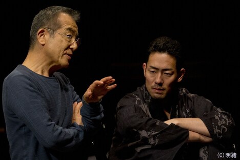 「《NEWシネマ歌舞伎》三人吉三」メイキングより、左から串田和美、中村勘九郎。 (c)明緒