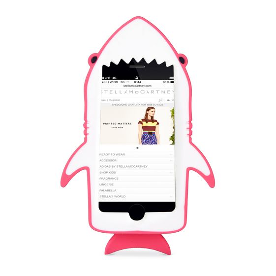 キャンペーン賞品のサメ型iPhoneカバー。