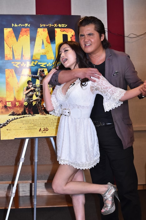 取材陣の前でポーズを決める2人。