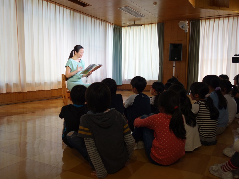 読み聞かせの様子。(c)2015「おかあさんの木」製作委員会
