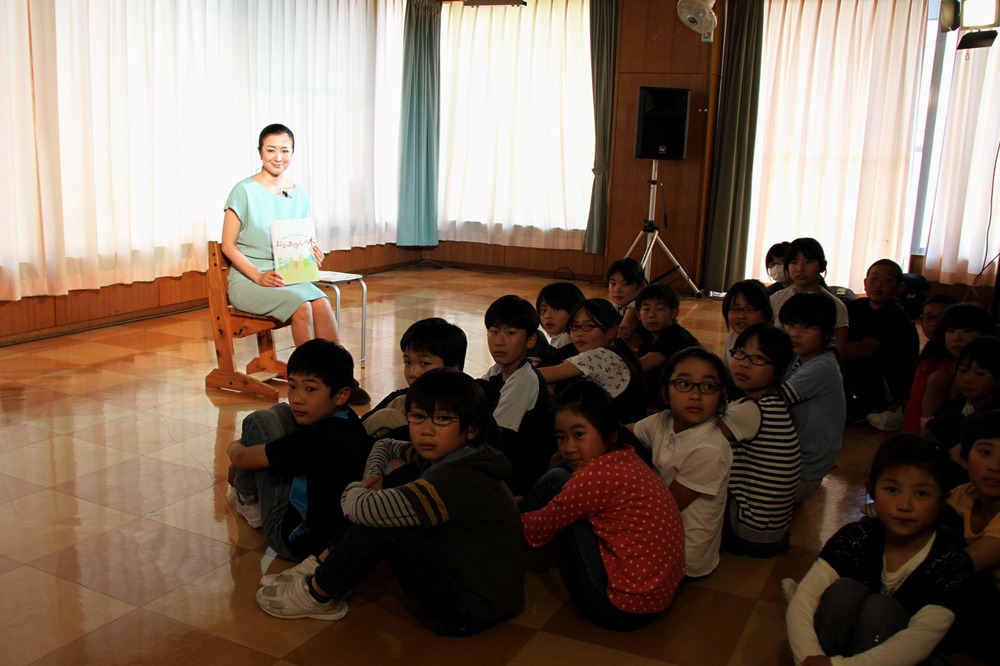 読み聞かせの様子。(c)2015「おかあさんの木」製作委員会