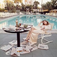 フェイ・ダナウェイ “Faye Dunaway at the Beverly Hills Hotel the morning after winning an Oscar for her performance in Network,1976” (c)Terry O'Neill