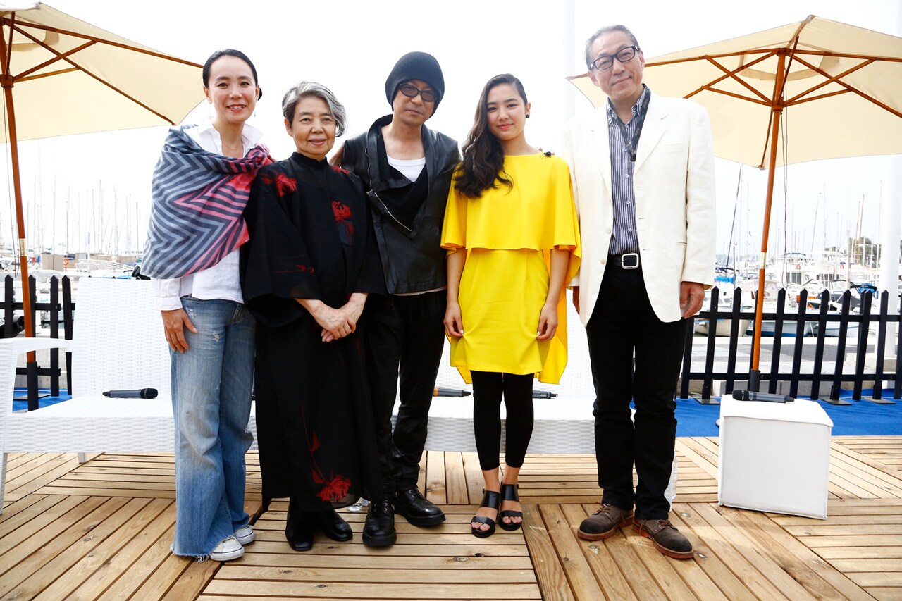 フランス・カンヌでの様子。左から河瀬直美、樹木希林、永瀬正敏、内田伽羅、ドリアン助川。(c)2015 映画『あん』製作委員会/COMME DES CINEMAS/TWENTY TWENTY VISION/ZDF-ARTE