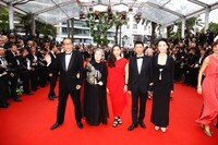 カンヌにて開催されたレッドカーペットの様子。左からドリアン助川、樹木希林、内田伽羅、永瀬正敏、河瀬直美。フランス・カンヌでの記者会見の様子。(c)LESLIE KEE