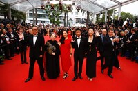 カンヌにて開催されたレッドカーペットの様子。左からドリアン助川、樹木希林、内田伽羅、永瀬正敏、河瀬直美。フランス・カンヌでの記者会見の様子。(c)LESLIE KEE