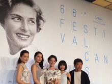 「海街diary」の面々。左から綾瀬はるか、長澤まさみ、夏帆、広瀬すず、監督の是枝裕和。（写真提供：ムービープラス）