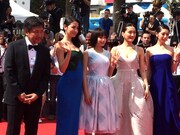 「海街diary」のレッドカーペットの様子。左から監督の是枝裕和、長澤まさみ、広瀬すず、綾瀬はるか、夏帆。（写真提供：ムービープラス）