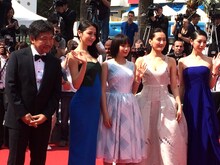 「海街diary」のレッドカーペットの様子。左から監督の是枝裕和、長澤まさみ、広瀬すず、綾瀬はるか、夏帆。（写真提供：ムービープラス）