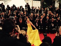 「マッドマックス 怒りのデス・ロード」出演のシャーリーズ・セロンと、彼女をエスコートするショーン・ペン。（写真提供：ムービープラス）