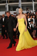 手をつないでレッドカーペットを歩くショーン・ペン（左）とシャーリーズ・セロン（右）。(c)Kazuko Wakayama