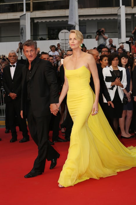 手をつないでレッドカーペットを歩くショーン・ペン（左）とシャーリーズ・セロン（右）。(c)Kazuko Wakayama