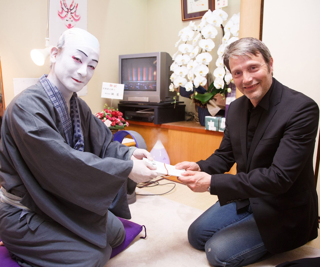 左から片岡愛之助、マッツ・ミケルセン。