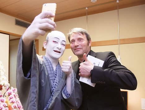 記念写真を撮る片岡愛之助とマッツ・ミケルセン。