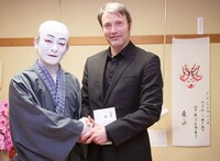 握手を交わす片岡愛之助とマッツ・ミケルセン。