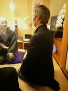 正座姿が美しいマッツ・ミケルセン。