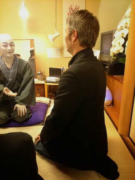 正座姿が美しいマッツ・ミケルセン。