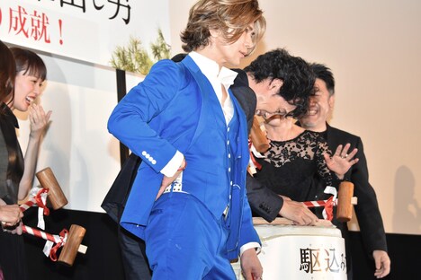 洗練されたポージングを披露し、突然のハプニングをフォローする武田真治。