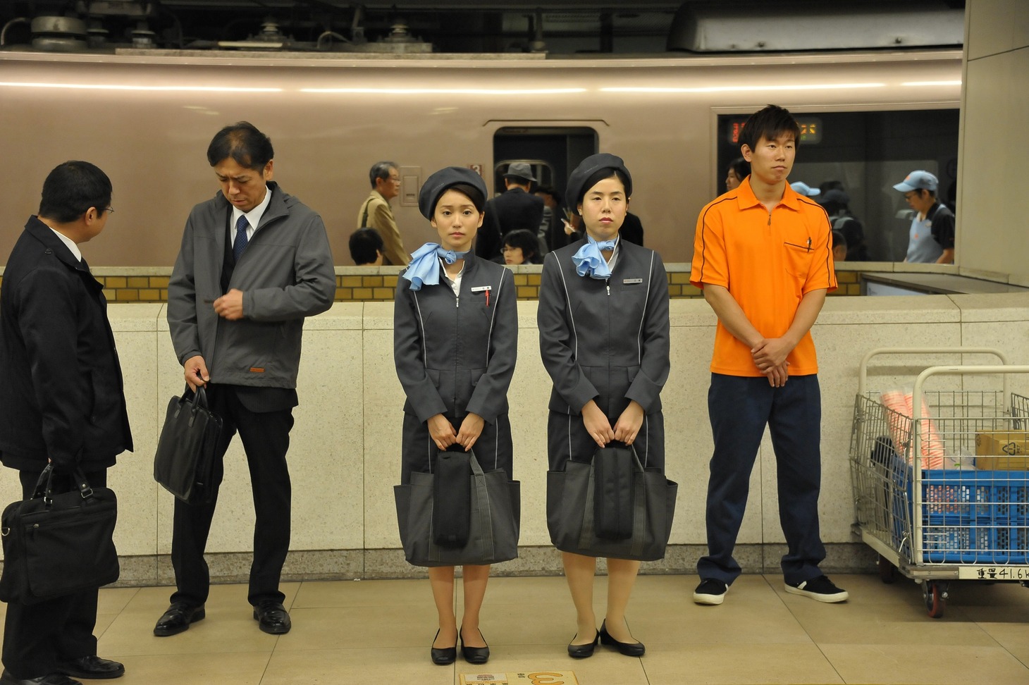 「ロマンス」より、中央左から大島優子、野嵜好美。(c)2015 東映ビデオ
