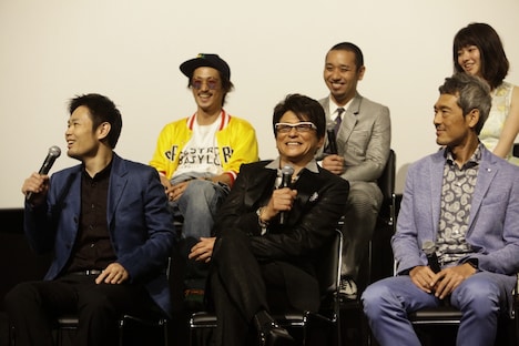 後列左から窪塚洋介、千鳥の大悟、山本舞香。前列左から品川ヒロシ、哀川翔、鶴見辰吾。(c)2015「Zアイランド」製作委員会