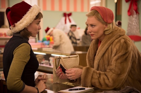 ルーニー・マーラ(左)が女優賞を獲得した「CAROL(原題)」のワンシーン。(c) NUMBER 9 FILMS (CAROL) LIMITED / CHANNEL FOUR TELEVISION CORPORATION 2014  ALL RIGHTS RESERVED