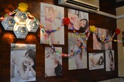 喫茶シーホース店内の様子。グラビアポスターがいたるところに貼られている。